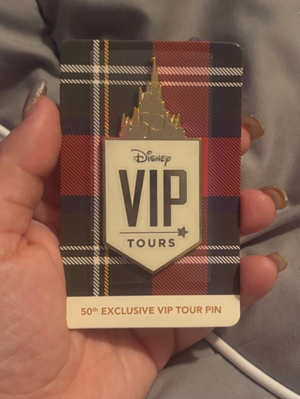 Disney VIP Tours Pin - Picture 3 of 3